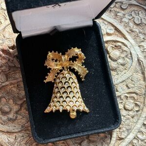VTG MYLU bell brooch